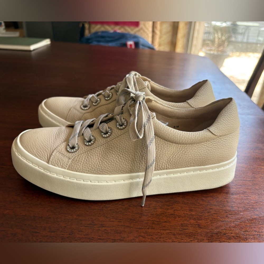 Vaneli Womes leather tennis. Tan size 8.
